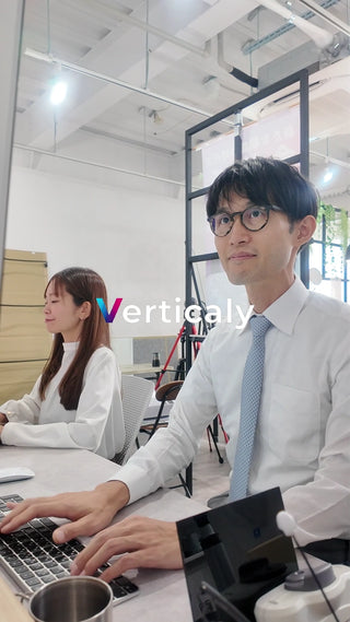 PCに向かう男性