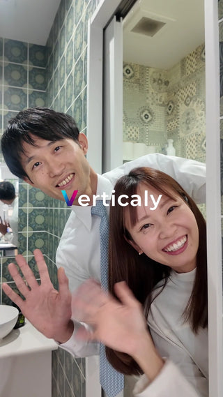 笑顔で手を振るカップル