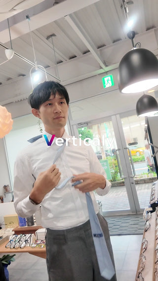 ネクタイを結ぶ男性