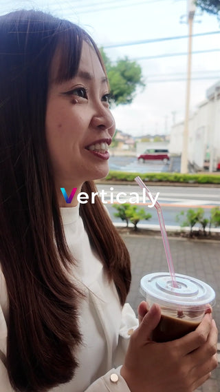 コーヒーを飲む女性、笑顔が素敵