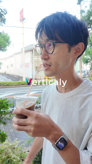 カフェでコーヒーを飲む男性