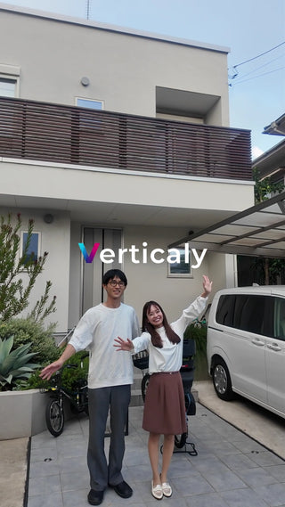 新居の前で喜ぶ二人