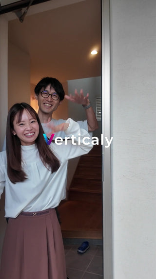 笑顔で挨拶する二人