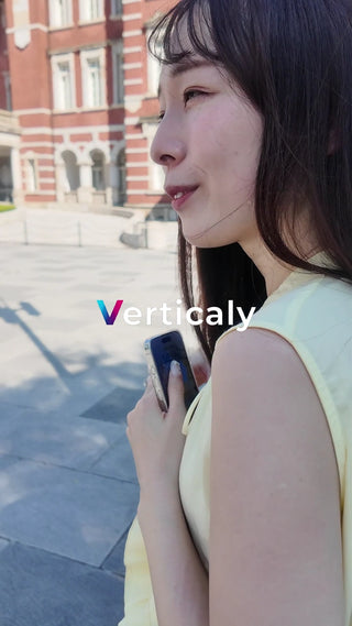 スマホを触る女性、街並み