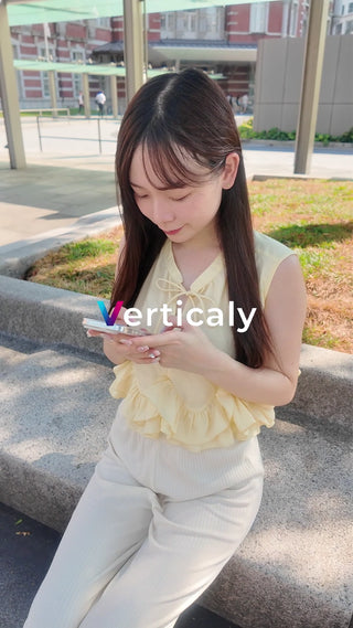 スマホを操作する女性