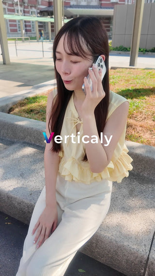 スマホで話す女性、屋外にて