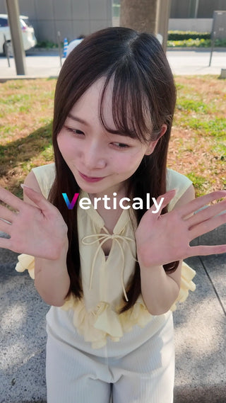 微笑む女性の手元、何かを表現