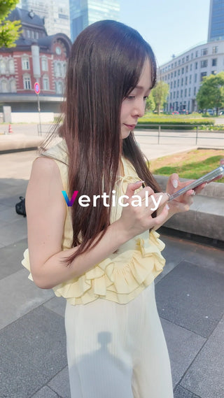 スマホを操作する女性、街中で