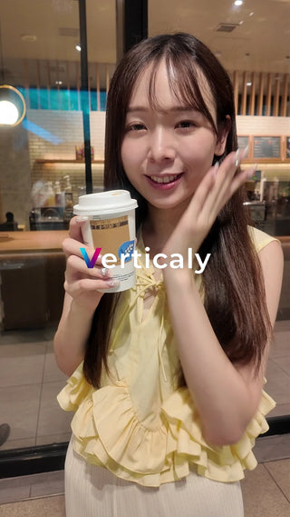 カフェで寛ぐ女性の午後