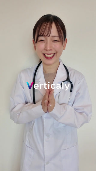 笑顔で挨拶する女性