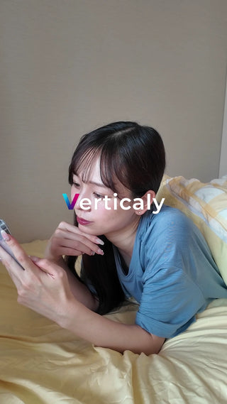 スマホを眺める女性