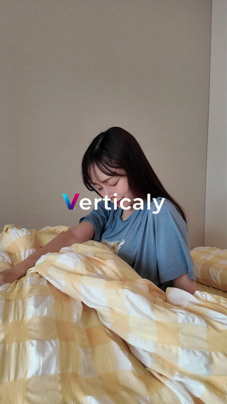 朝のベッドでくつろぐ女性