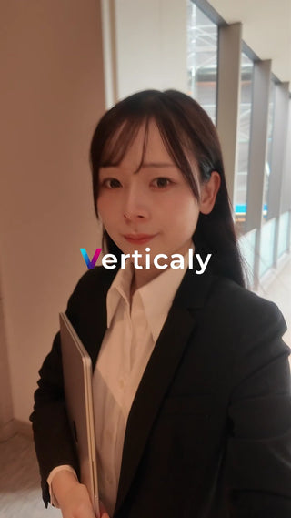 スーツ姿の女性、PC作業