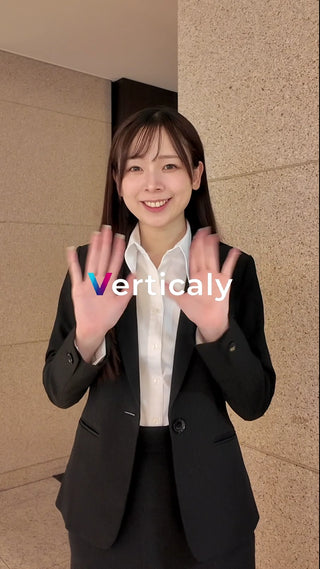 笑顔で手を振る女性