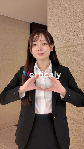 スーツ姿の女性、ハートポーズ