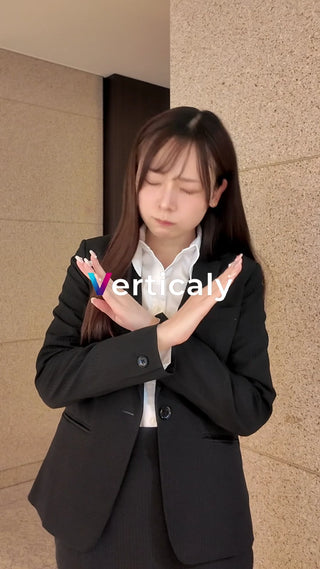 スーツ姿で拒否する女性