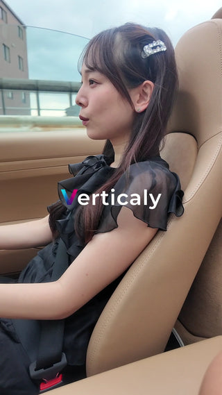 車内で過ごす女性