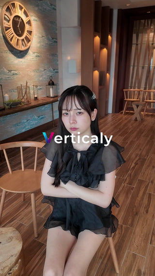 黒ドレスの女性、物思いに