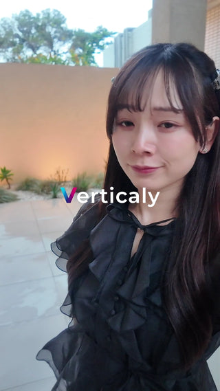 黒い衣装の女性