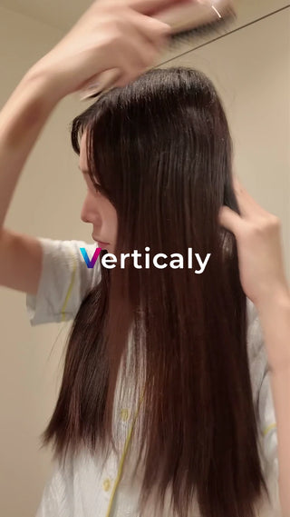 髪をとかす女性、美しい後ろ姿