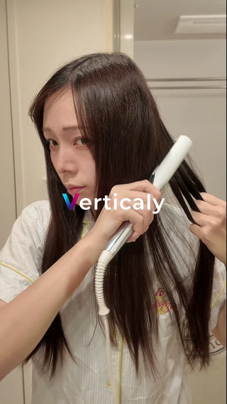 髪をストレートにする女性