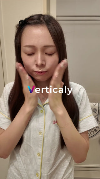 顔を優しくマッサージ