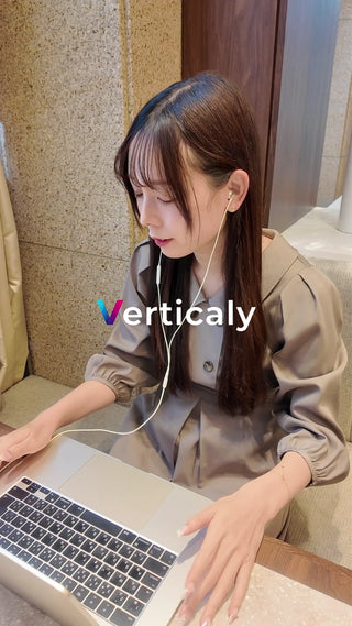 PC作業、イヤホン女性