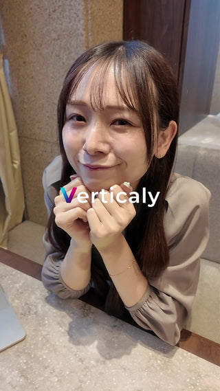 微笑む女性、カフェで休憩