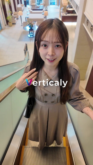 エスカレーターで微笑む女性