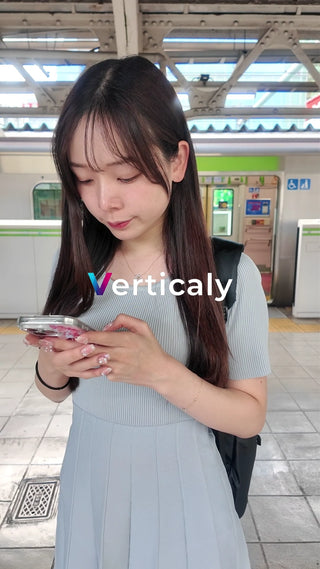 スマホを操作する女性