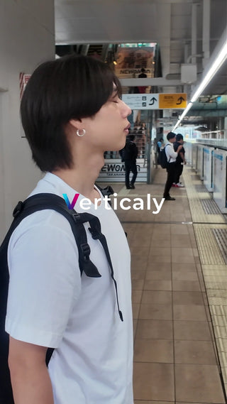 駅のホームで佇む男性