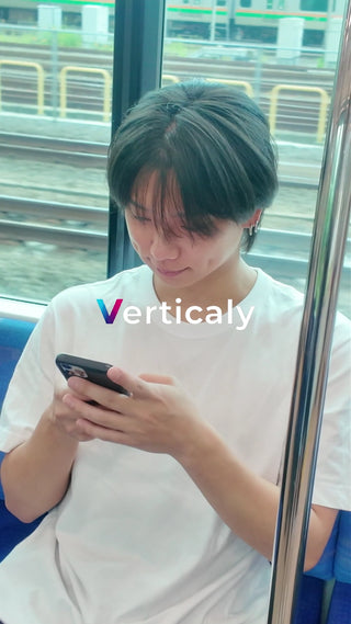 スマホを操作する女性、車内