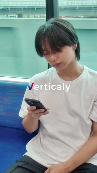 スマホを操作する男性、車内