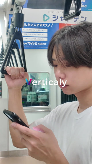 電車内でスマホを操作する男性