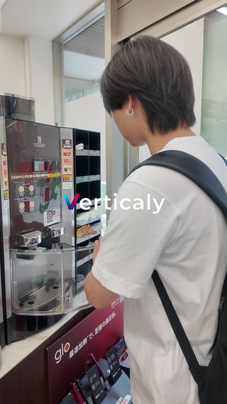 コーヒーを淹れる男性