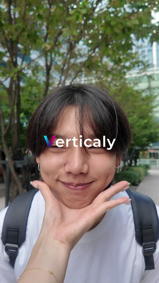 笑顔で頬杖をつく男性