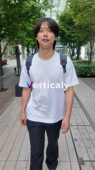 都会の公園、散歩する男性