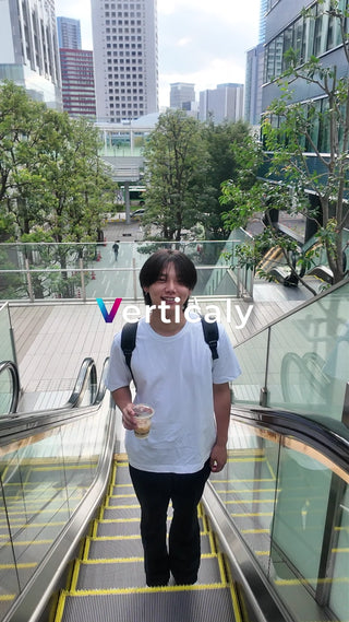 エスカレーターを降りる男性