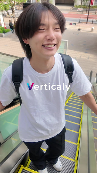 笑顔でエスカレーターに乗る男性