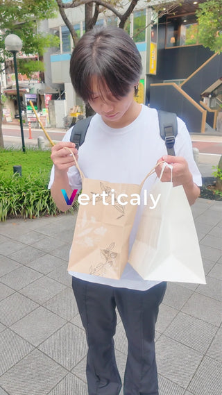 買い物帰りの女性