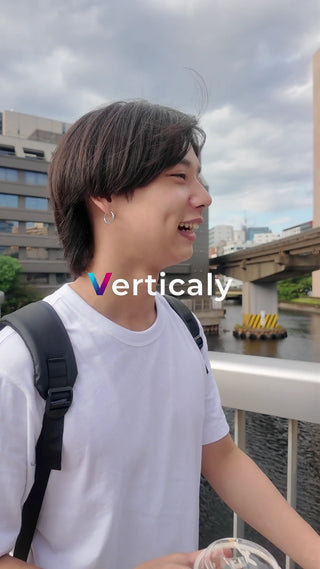 笑顔で話す男性、都会の橋