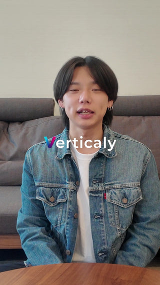 デニムジャケットの男性