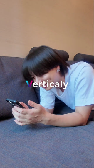 スマホを操作する男性