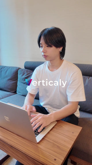 PC作業中の男性、集中する姿