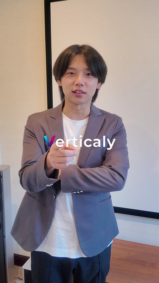 話しかける男性、指差しポーズ