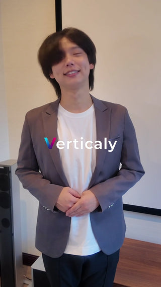 ジャケット姿の男性、微笑む