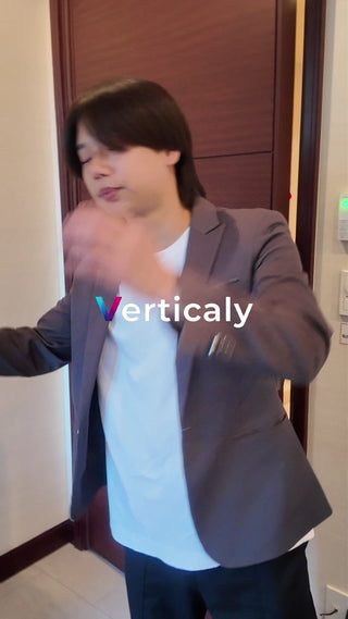 笑顔で踊る男性、カジュアル