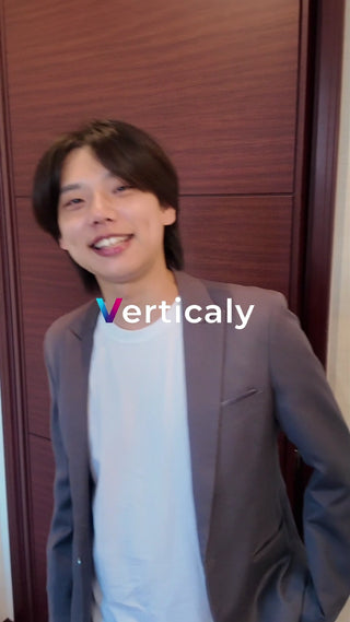 笑顔で話す男性