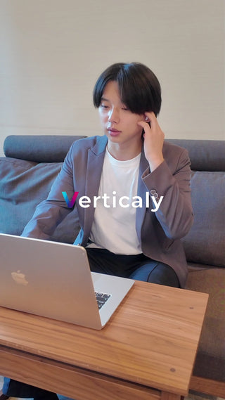 PC作業、集中する横顔