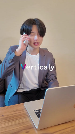 電話で話す男性、PC作業